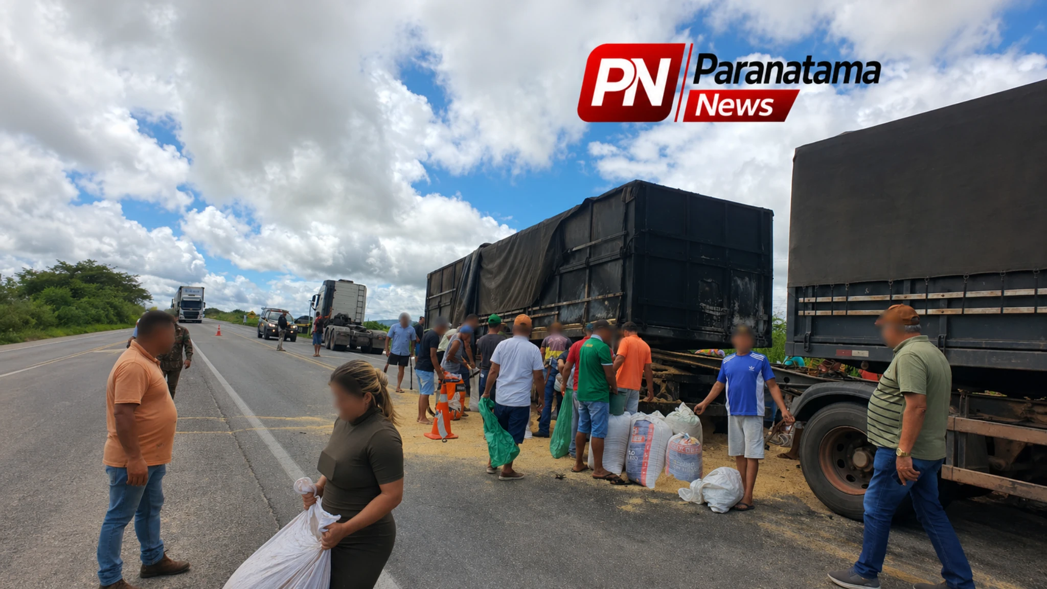 Carreta carregada de farelo de soja apresenta princípio de incêndio na BR-423, em Paranatama