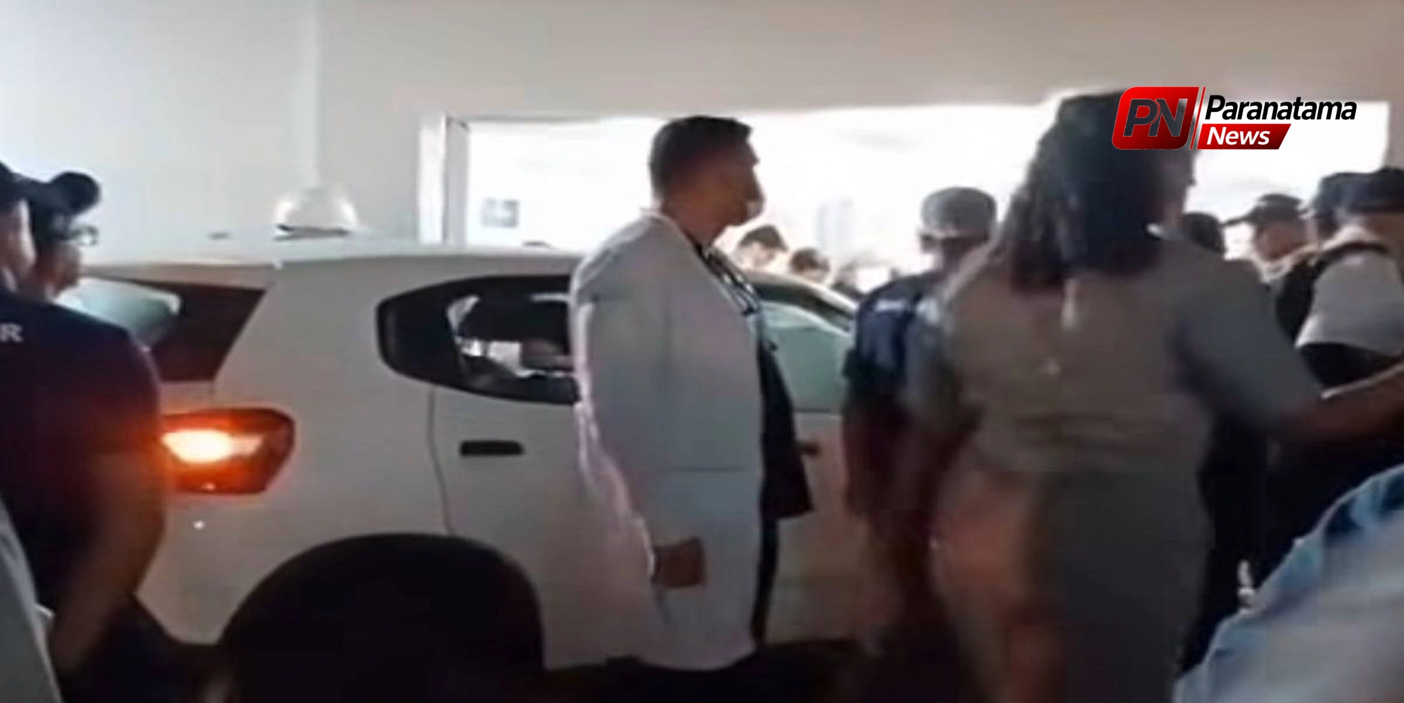 Carro invade maternidade do Hospital Dom Moura e deixa três feridos em Garanhuns