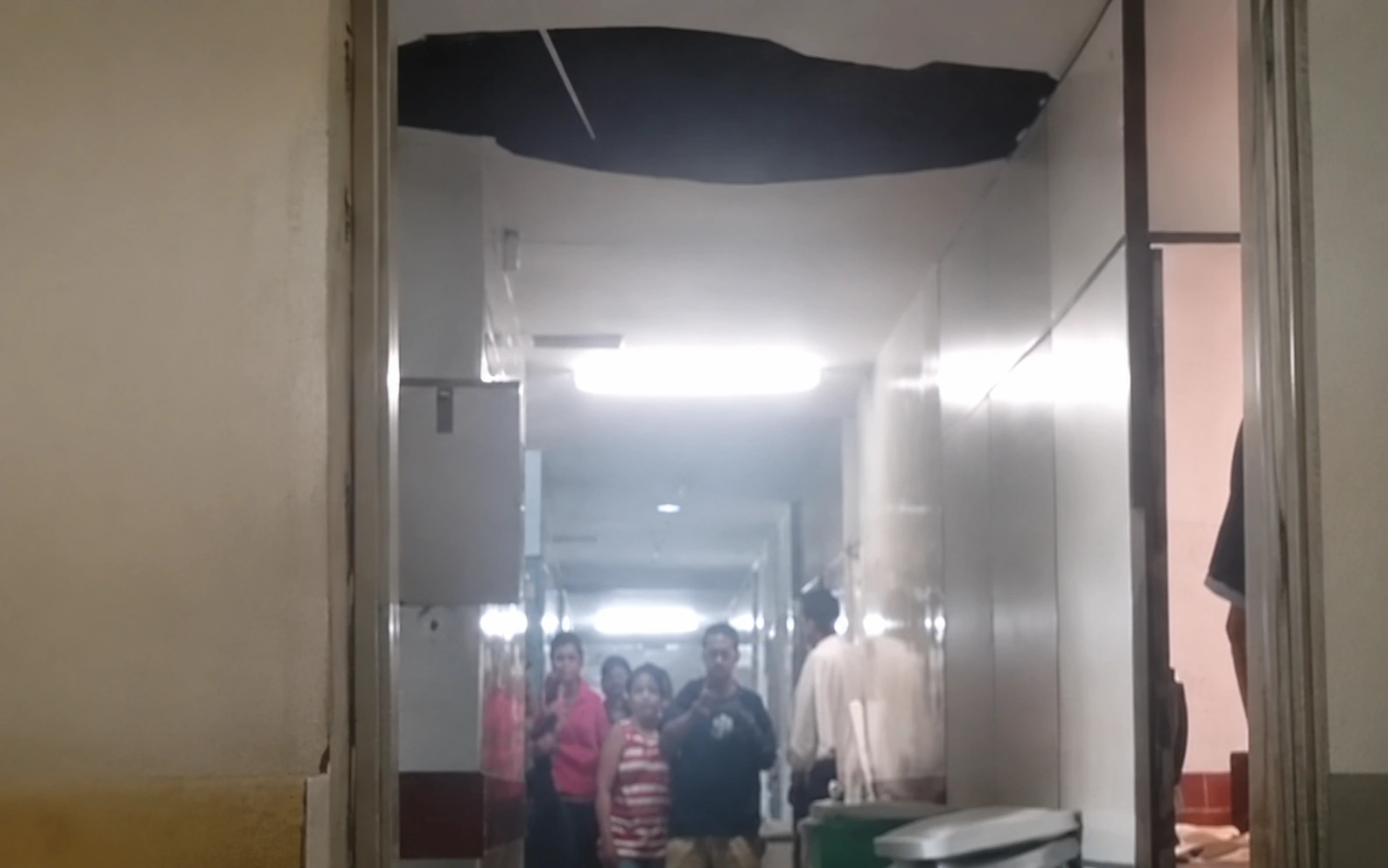 Desabamento de parte do teto no Hospital da Restauração expõe fragilidade estrutural em meio às chuvas no Recife