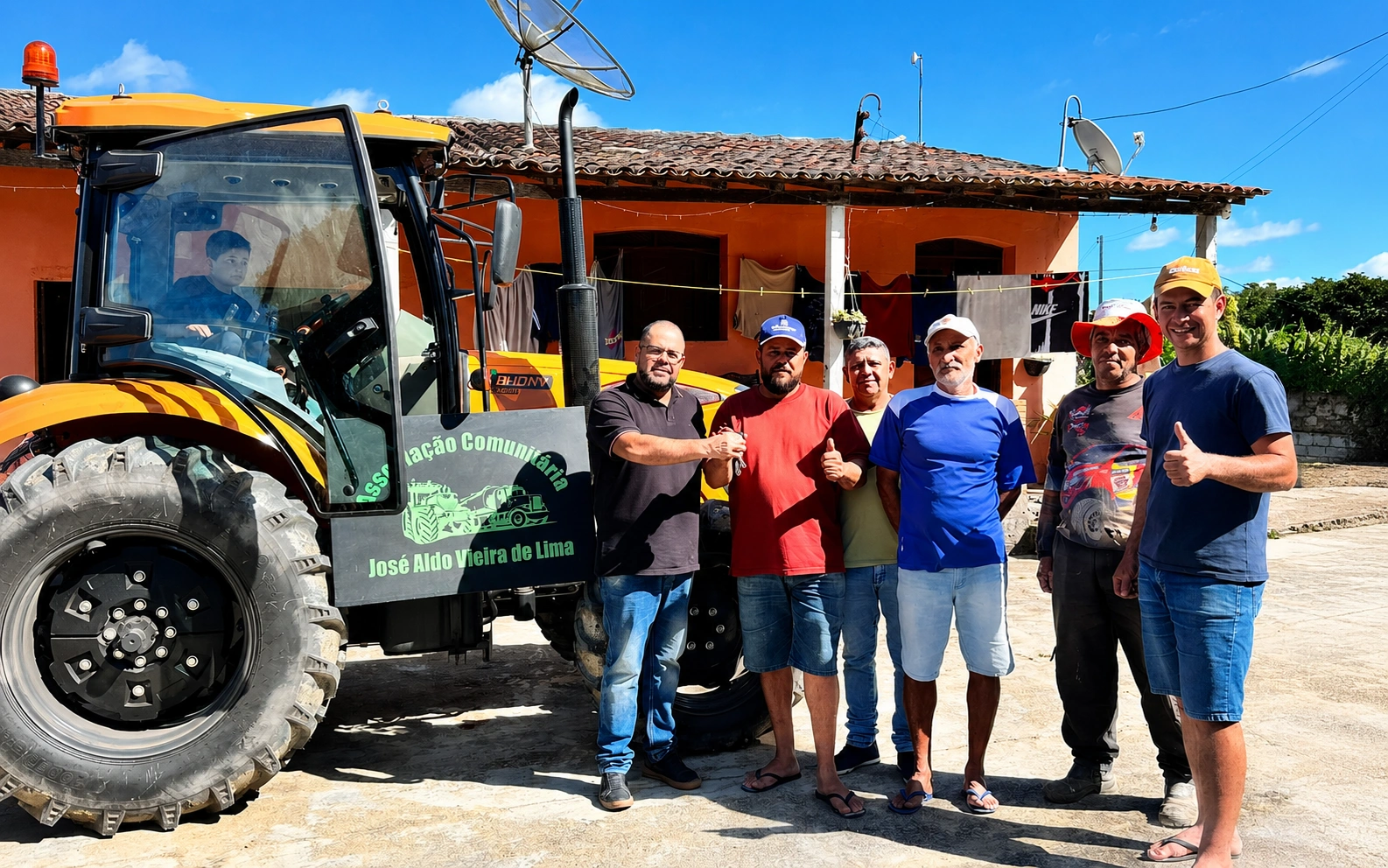 Calluxo entrega trator à agricultura familiar de Paranatama após articulação com Waldemar Oliveira e Sebastião Oliveira