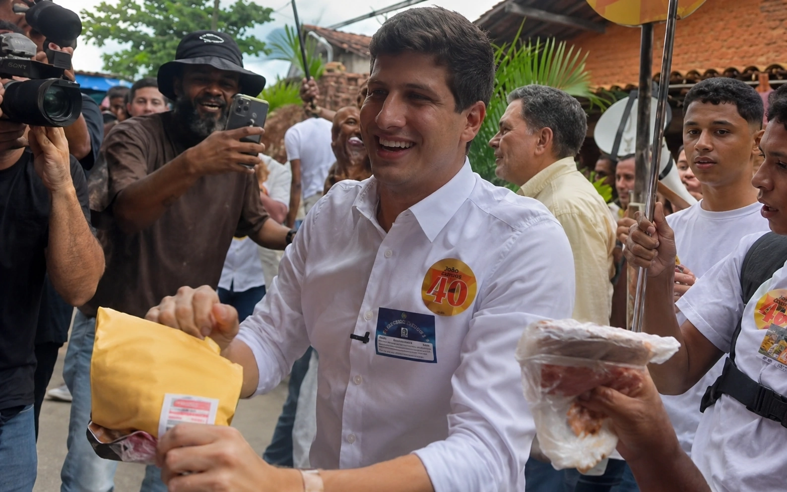 João Campos participa de panfletagem na Feira de Caruaru e aposta em contato direto com eleitores